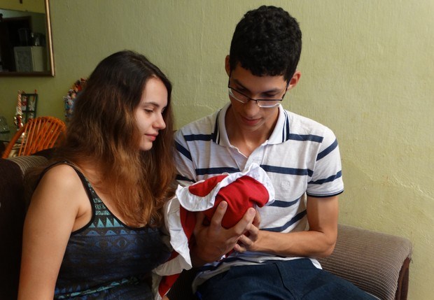 Casal  largou faculdade para cuidar da filha com microcefalia (Foto: Kamylla Lima/G1 Caruaru)