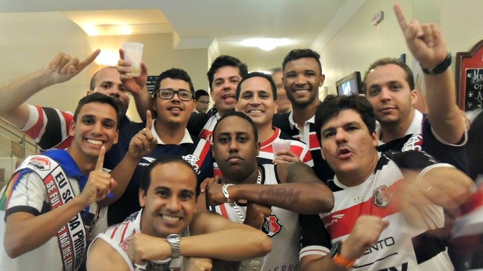Torcida recepcionou jogadores no hotel em Itu; na foto, aparecem com volante Bileu (Foto: Rômulo Alcoforado)