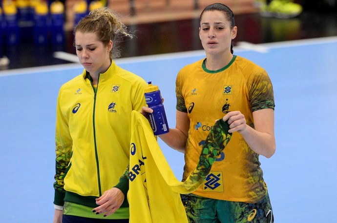 Babi e Duda desoladas depois da eliminação do Mundial de handebol (Foto: JONATHAN NACKSTRAND / AFP)