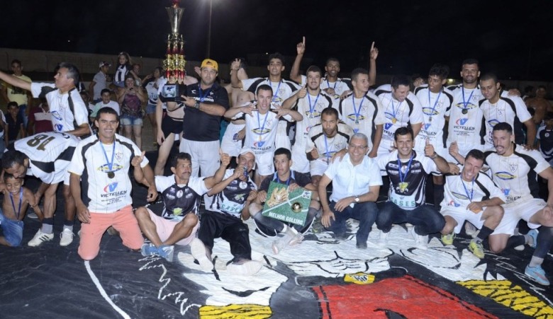 Atlético do Gancho comemorando o título da 1ª Divisão do Campeonato Municipal Amador de 2015 | Foto: Carlos Galhardo