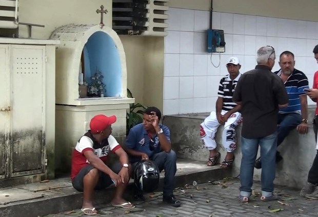 Familiares e amigos do jovem morto aguardam liberação do corpo no Instituto de Medicina Legal (IML), no bairro de Santo Amaro (Foto: Reprodução / TV Globo)