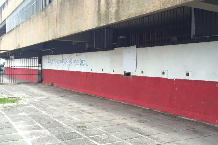 Segundo testemunhas, dois homens armados invadiram a sede do clube tricolor e renderam funcionários.