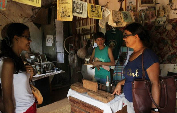 Idealizador guia os visitantes pelo espaço. Foto: Rafael Pereira/Divulgação 