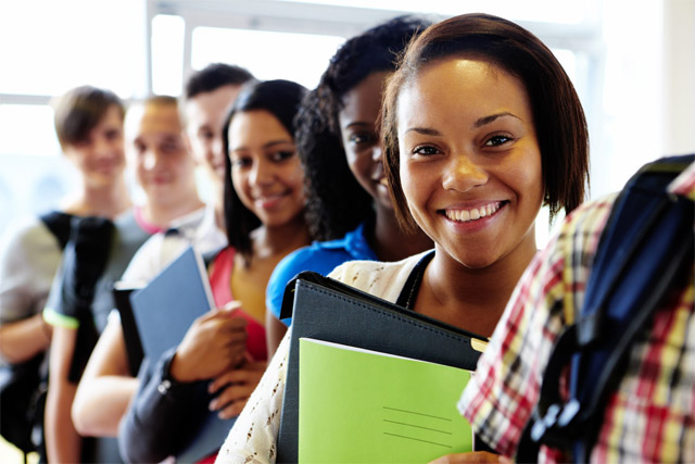 No ProUni, estudantes concorrem a bolsas de estudos parciais e integrais em instituições particulares de educação superior.