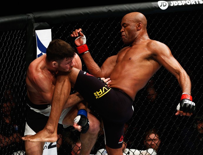 Anderson Silva acerta joelhada em Bisping (Foto: Getty Images)