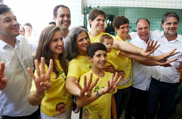 Os filhos de Eduardo Campos, Maria Eduarda (primeira de amarelo à esq.) e João (último de amarelo à dir.) durante campanha de Paulo Câmara ao governo do estado em 2014 (Foto: Wagner Ramos/Divulgação)