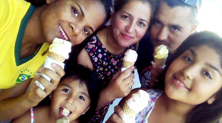 Rosevilma Pereira Sousa, 16 anos, com a família chilena que a hospedará pelos próximos seis meses durante sua estadia no país (Foto:  Facebook/Reprodução)