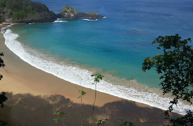 Baía do Sancho é a melhor praia do Brasil pelo terceiro ano consecutivo, mas perdeu o posto de melhor do mundo. (Foto: Augusto de Lima/Wikimedia/Reprodução)