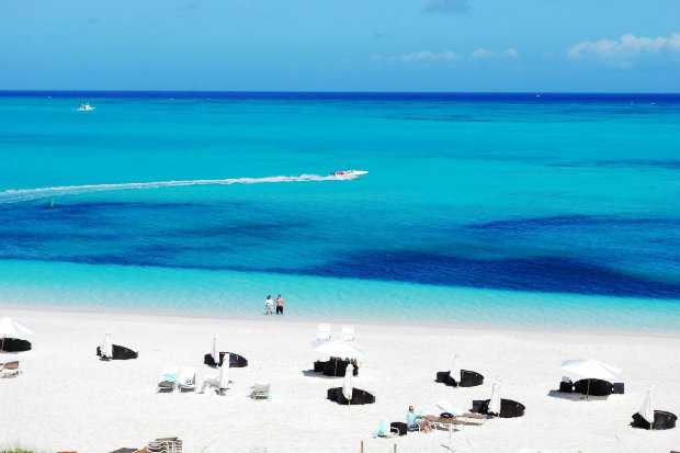 Vista da praia de Grace Bay, em Turks and Caicos, a melhor praia do mundo. (Foto: Ollie O./TripAdvisor/Reprodução)