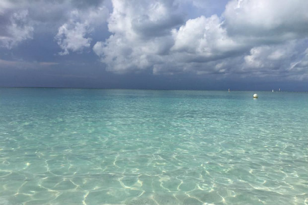 Água cristalina e céu azul é um dos atrativos de Grace Bay. (Foto: BrewDog19/TripAdvisor/Reprodução)