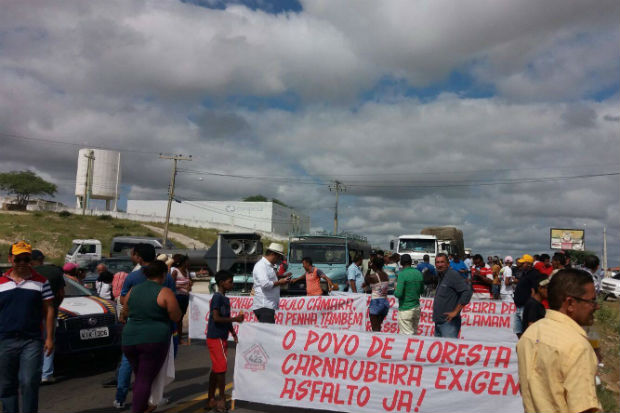 Atos fecharam o tráfego nas rodovias PE-316 e BR-232 na manhã desta quinta-feira. Foto: Gustavo Honório/ Cortesia