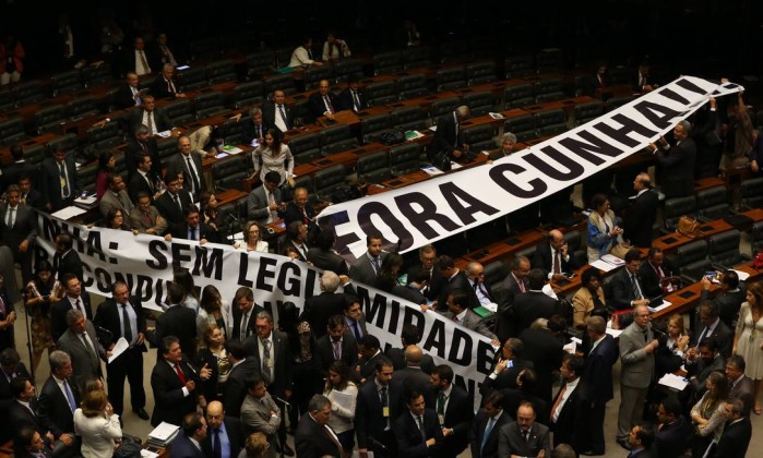 Faixa de Fora Cunha é aberta por deputados em plenário - Ailton de Freitas / Agência O Globo