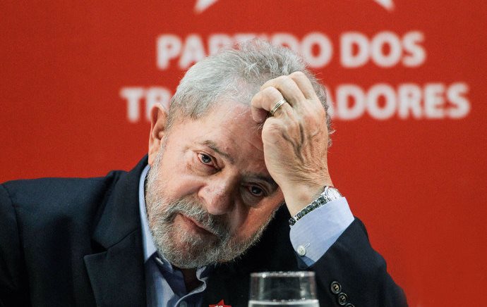 "#LulaPresoPolítico. Não podemos deixar barato. Precisamos todos reagir. Agora!", informa o PT no perfil @ptbrasil