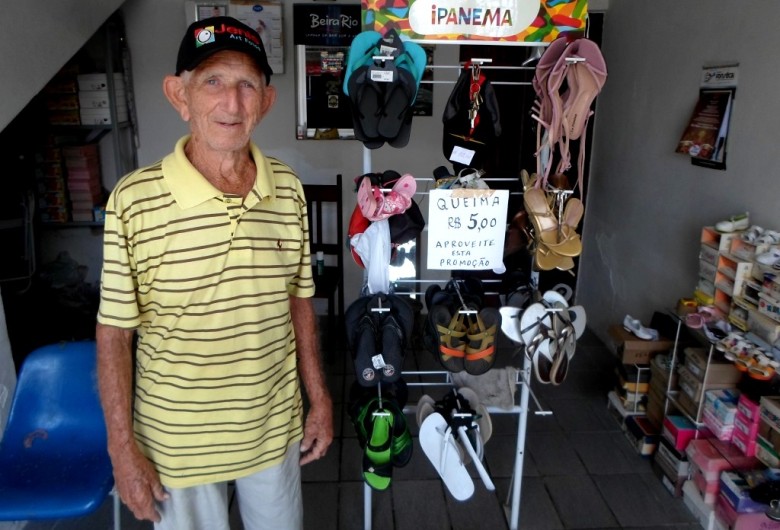 O surubinense Renato Sposito, 91 anos, trabalha até mesmo no Dia do Trabalhador (feriado destinado ao descanso). Pouco tempo depois dos direitos trabalhistas serem legislados no Estado Novo de Getúlio Vargas, o simpático senhor da foto ingressou no ramo de sapatos. Mais precisamente por volta de 1945, aqui mesmo em Surubim, após o término da 2º Guerra Mundial. Nos últimos anos, ele resolveu alugar o salão da sua antiga sapataria no centro de Surubim. Ainda Assim, vende as sobras dos estoques na garagem de casa e segunda a sábado. | Foto: Surubim News