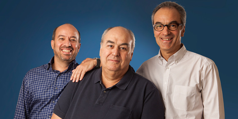 O presidente do Grupo Globo, Roberto Irineu Marinha (centro), ladeado por José Roberto Marinho (à esquerda) e João Roberto Marinho, ambos vice-presidentes.