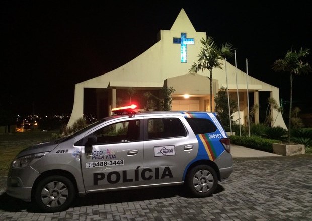 Noiva foi assaltada antes de entrar na Igreja de Nossa Senhora das Graças, em Caruaru (Foto: Itthallyne Marques/TV Asa Branca)