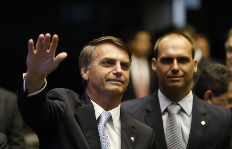 Jair Bolsonaro e Eduardo Bolsonaro (ao fundo) | Foto: Ilustração
