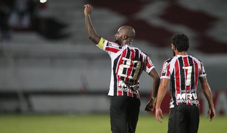 Mais uma vez fundamental no jogo, Grafite marcou o primeiro gol do Santa Cruz (Foto: Antônio Melcop)