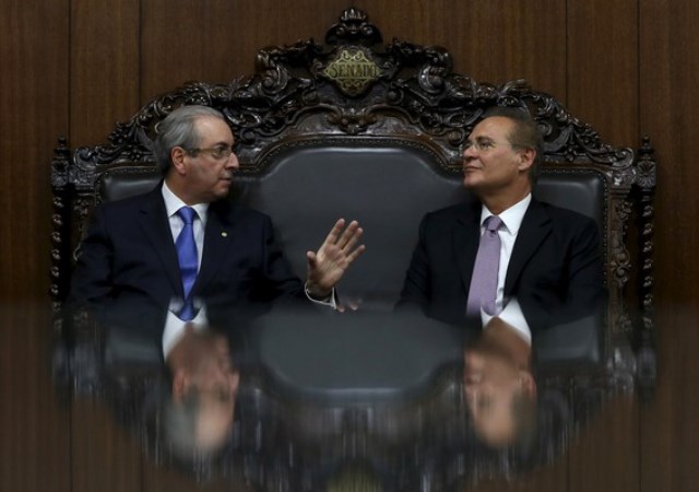 O presidente da Câmara dos Deputados Eduardo Cunha fala com o presidente do Senado, Renan Calheiros, durante uma reunião em Brasília (Foto: Adriano Machado/Reuters)