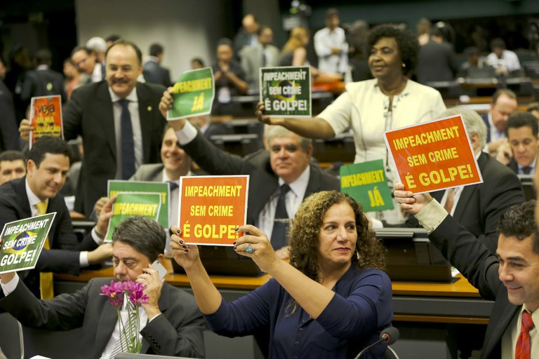 Tumultuada, sessão foi pontuada por manifestações pró e contra o impeachment.