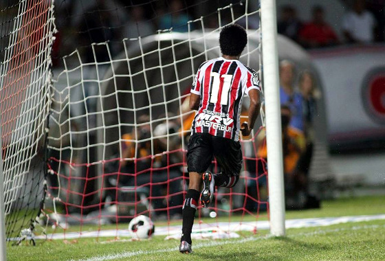 O Santa Cruz garantiu sua ida à final da Copa do Nordeste com uma vitória por 1 a 0 sobre o Bahia, na Fonte Nova.