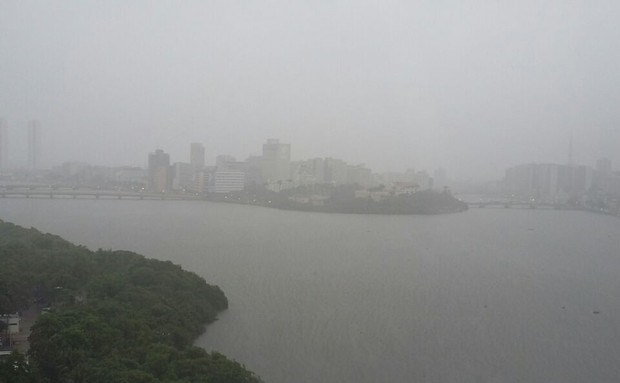 Fortes chuvas seguem caindo sobre a Região Metropolitana do Recife. Pouco depois das 16h, cenário já era de pouca luz e visibilidade devido às nuvens carregadas (Foto: Pedro Lins/TV Globo)