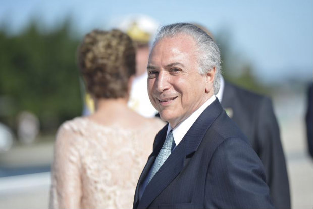 Michel Temer assina notificação de posse como presidente encaminhada pelo Senado.