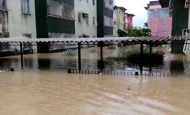 Bairro de Jardim Fragoso, em Olinda, ficou submerso após chuva (Foto: Everaldo Costa/TV Globo)