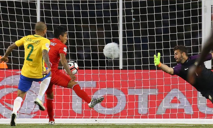 Ruidiaz usa a mão para marcar o gol do Peru contra o Brasil: derrota elimina a seleção brasileira da Copa América - Jim Rogash / AFP