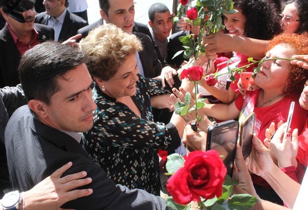 Dilma Rousseff visitou a UFPE, no Recife, e foi recebida com flores (Foto: Aldo Carneiro/Pernambuco Press)