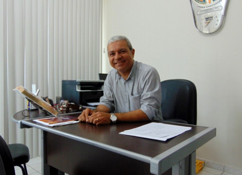 O Prefeito Túlio Vieira em seu gabinete | Foto: Ilustração/Surubim News