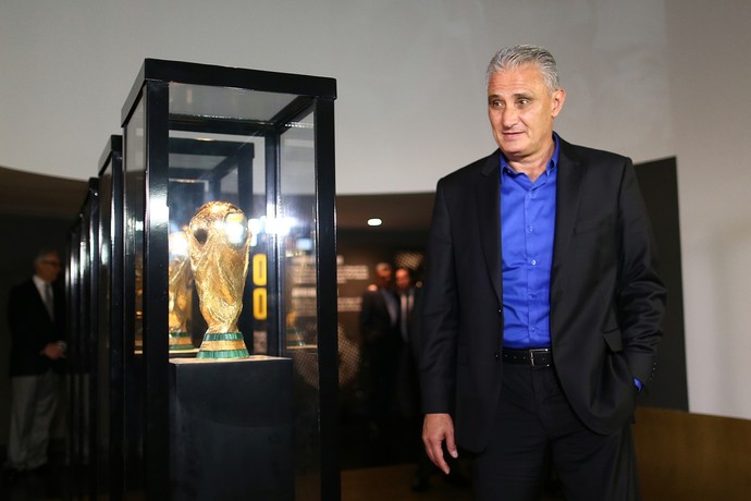 Antes da coletiva, Tite visita o museu de CBF: lembranças das grandes seleções (Foto: Lucas Figueiredo / MoWA Press)