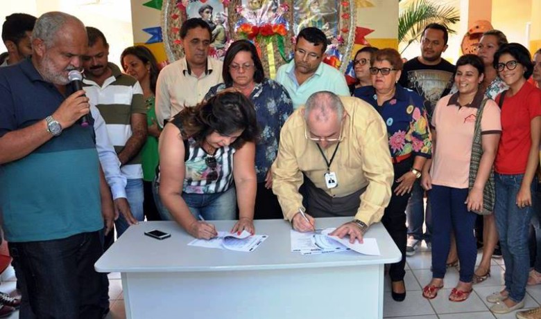 Prefeita Rosineide Barbosa assina contrato com a equipe da Real Energy, que será responsável pela gestão e manutenção da iluminação pública da cidade e zona rural de Casinhas (Foto: Mário Andrade/Divulgação)