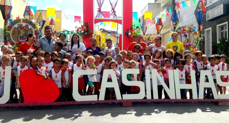 ARRAIÁ: Alunos, professores e funcionários da Escola Manoel Basílio, no sítio Areia de Chatinha, estiveram conferindo de perto a belíssima decoração junina que esta sendo montada no centro da cidade (Foto: Divulgação/Reprodução)