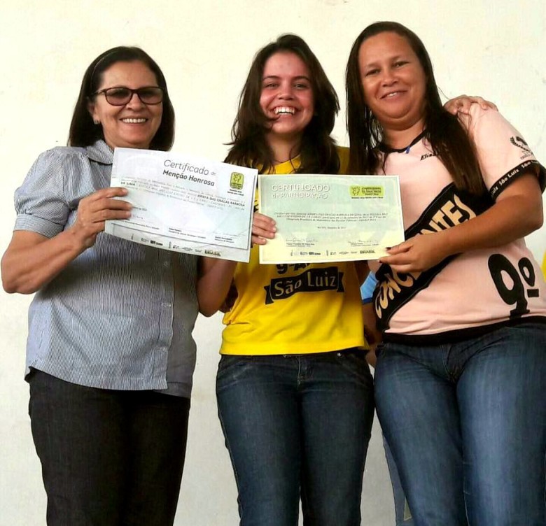 Aluna do São Luiz, em Casinhas, Josefa das Graças, exibindo os certificados de Participação e Menção Honrosa da OBMEP, ao lado da sua professora, Mirandolina Farias, e da gestora da sua escola, Elizangela Lira (Foto: Divulgação/Reprodução)