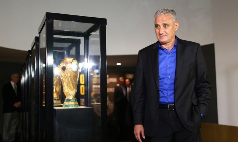 Tite recebe o abraço de Del Nero na CBF: segundo o técnico, Coronel Nunes é quem viajará com a Seleção (Foto: EFE)