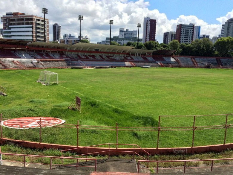 Situação do estádio dos Aflitos é de completo abandono, sendo necessária uma reforma geral para reabri-lo.