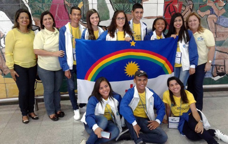 Fernando e Valdízia embarcaram junto com outros estudantes de vários municípios do Estado na última sexta-feira. A secretária de Educação de Casinhas, Maricely Almeida, acompanhou os jovens alunos até o Aeroporto Guararapes, no Recife (Foto: Facebook/Reprodução)