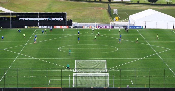 Bandeira do Brasil no gramado do treino da seleção olímpica: áreas de roubo de bola e pressão (Foto: Divulgação CBF)