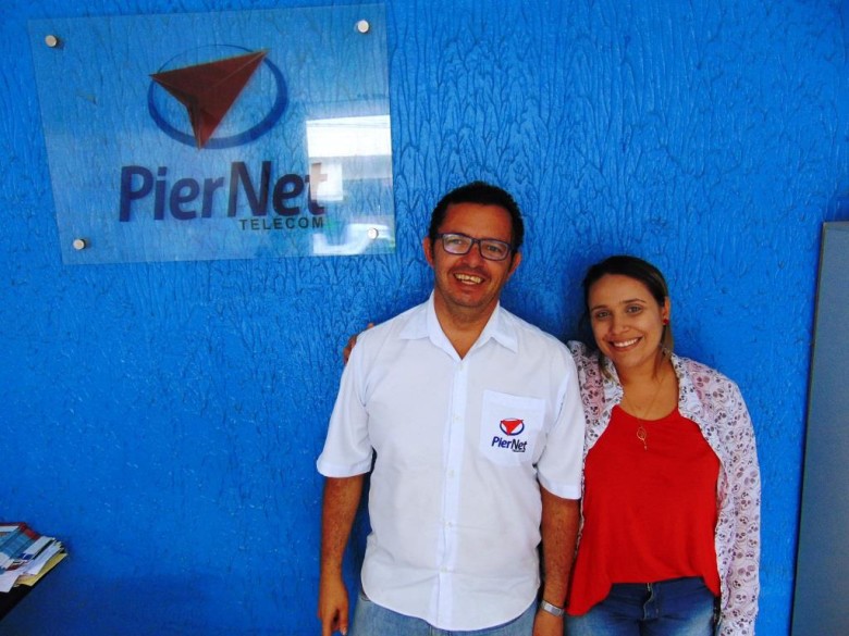 Os funcionários da Pier Net, Danielson Silva e Maxwellen Cabral | Foto: Divulgação/Surubim News