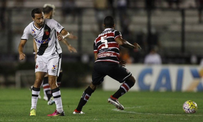 Nenê observa a bola em São Januário, marcado por um jogador do Santa Cruz | Foto: Alexandre Cassiano