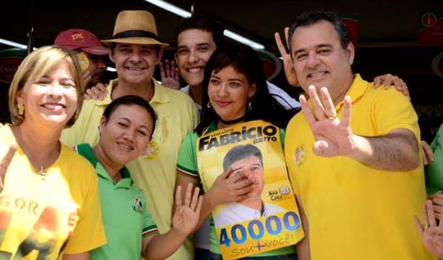 Danilo Cabral ao lado de Ana Célia, Guilherme Nóbrega, Fabrício Brito e eleitores | Foto: Divulgação/Facebook