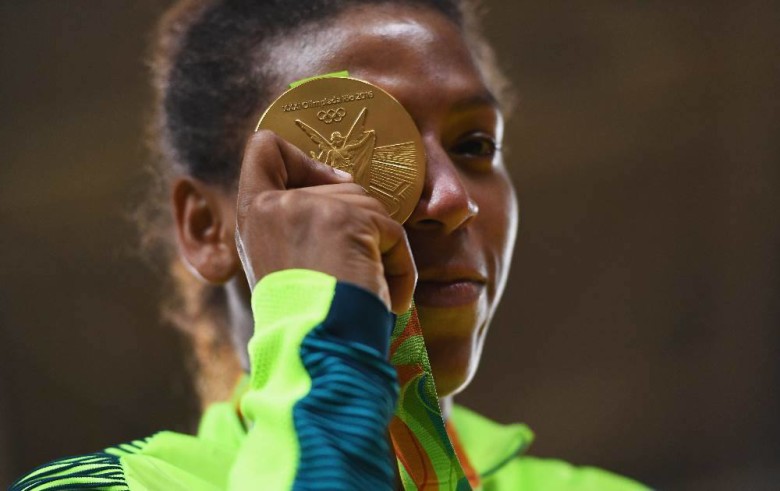 Rafaela Silva  com a medalha de ouro conquistada no Rio | Foto: G1