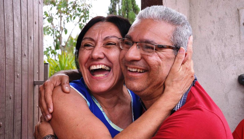 O prefeito Túlio Vieira abraçando alegremente uma amiga, a professora Neidinha | Foto: Henrique Alexandre