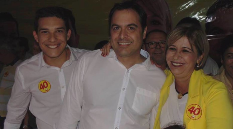 À direita o candidato a vice-prefeito, Guilherme Nóbrega, centralizado, Paulo Câmara, e à esquerda, Ana Célia | Foto: Fábio Cabral