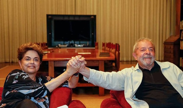O ex-presidente Luiz Inácio Lula da Silva com a presidente afastada Dilma Rousseff no Palácio da Alvorada (Foto: reprodução Twitter)