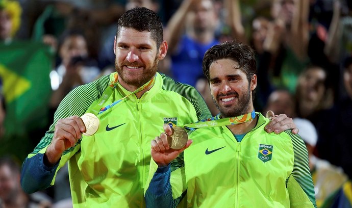 Alison e Bruno Schmidt com as medalhas de campeões olímpicos (Foto: Murad Sezer/REUTERS)