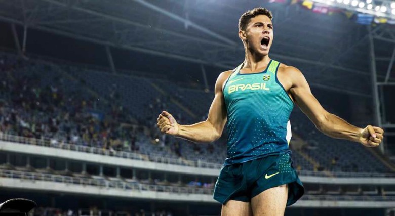 O brasileiro Thiago Braz comemora a medalha de ouro no salto com vara após saltar 6,03m e superar o francês Renaud Lavilleniena na briga pelo primeiro lugar (Adriano Vizoni/Folha de S.Paulo/NOPP)