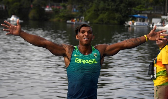Na Lagoa Rodrigo de Freitas, Isaquias Queiroz festeja a medalha de prata no C1 1000m (Foto: AFP)