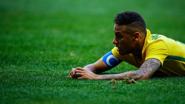 Com Neymar abaixo do esperado, seleção olímpica pressiona, joga com um a mais durante boa parte do segundo tempo, mas não consegue traduzir domínio em boas jogadas nem gol.